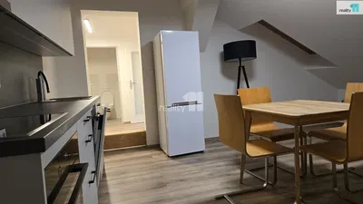 Σαλόνι; ξύλινο πάτωμα, φυσικό φως, μοντέρνο στυλ, ψηλά ταβάνια