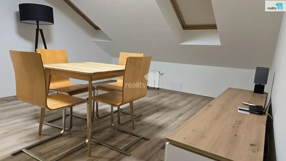 Σαλόνι; ξύλινο πάτωμα, φυσικό φως, μοντέρνο στυλ, ψηλά ταβάνια