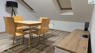 Σαλόνι; ξύλινο πάτωμα, φυσικό φως, μοντέρνο στυλ, ψηλά ταβάνια