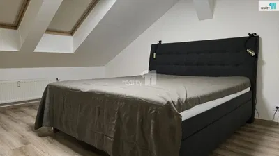 Σαλόνι; ξύλινο πάτωμα, φυσικό φως, μοντέρνο στυλ, ψηλά ταβάνια