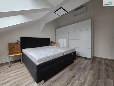 Σαλόνι; ξύλινο πάτωμα, φυσικό φως, μοντέρνο στυλ, ψηλά ταβάνια