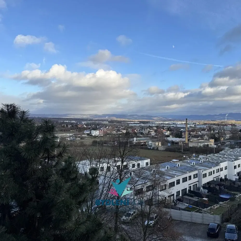 Kuhinja; kućanski aparati, drveni pod, prirodna svjetlost, moderan stil, renoviran