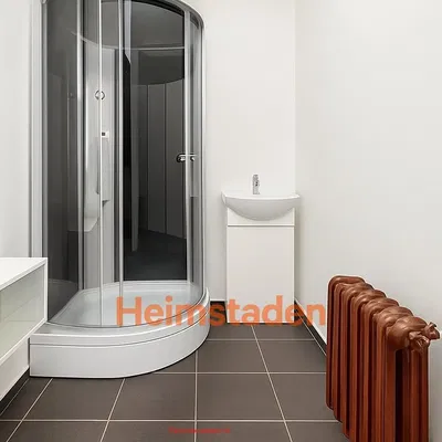 Living room; wood floor, natural light, modern style, high ceiling