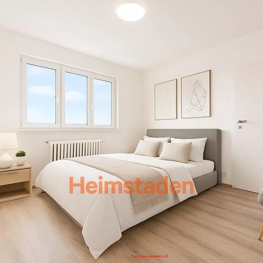 Living room; wood floor, natural light, modern style, high ceiling
