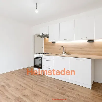 Σαλόνι; ξύλινο πάτωμα, φυσικό φως, μοντέρνο στυλ, ψηλά ταβάνια