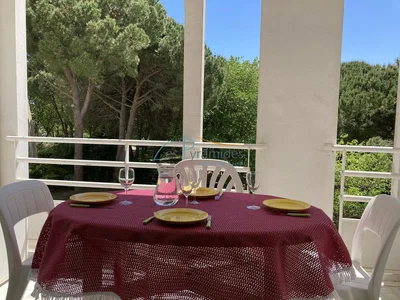 غرفة معيشة; أرضية خشبية, ضوء طبيعي, أسلوب عصري, أسقف عالية
