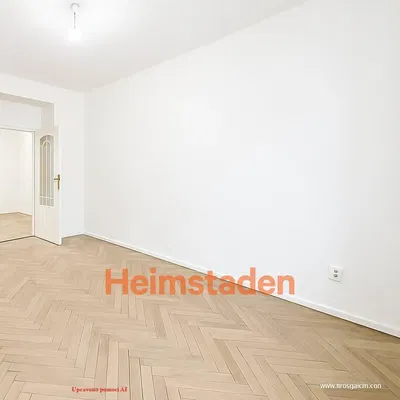 Obývací pokoj; dřevěná podlaha, přirozené světlo, moderní styl, vysoké stropy