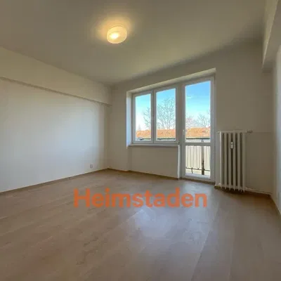 Salon; parquet, lumière naturelle, style moderne, hauteur sous plafond