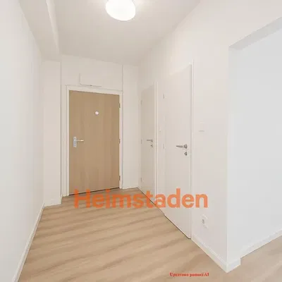 Хол; дървен под, естествена светлина, модерен стил, високи тавани