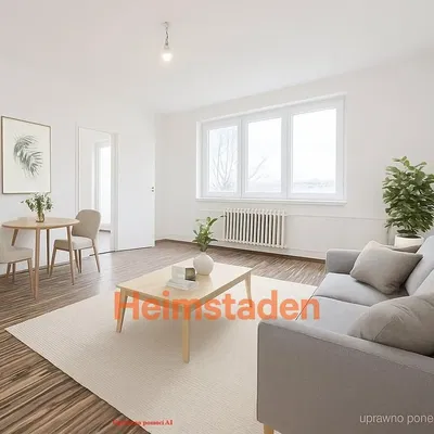 Obývací pokoj; dřevěná podlaha, přirozené světlo, moderní styl, vysoké stropy