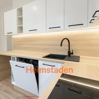 Salon; parquet, lumière naturelle, style moderne, hauteur sous plafond