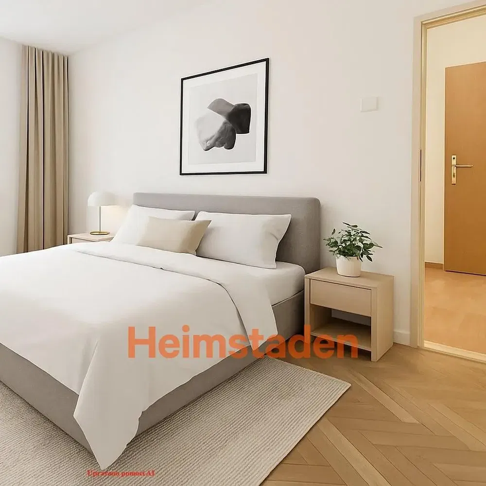 Хол; дървен под, естествена светлина, модерен стил, високи тавани