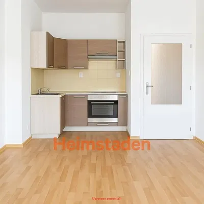 Obývačka; drevená podlaha, prirodzené svetlo, moderný štýl, vysoké stropy