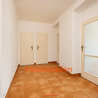 Κουζίνα; συσκευές κουζίνας, ξύλινο πάτωμα, φυσικό φως, μοντέρνο στυλ, ανακαινισμένο