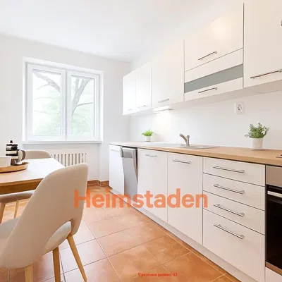 Σαλόνι; ξύλινο πάτωμα, φυσικό φως, μοντέρνο στυλ, ψηλά ταβάνια