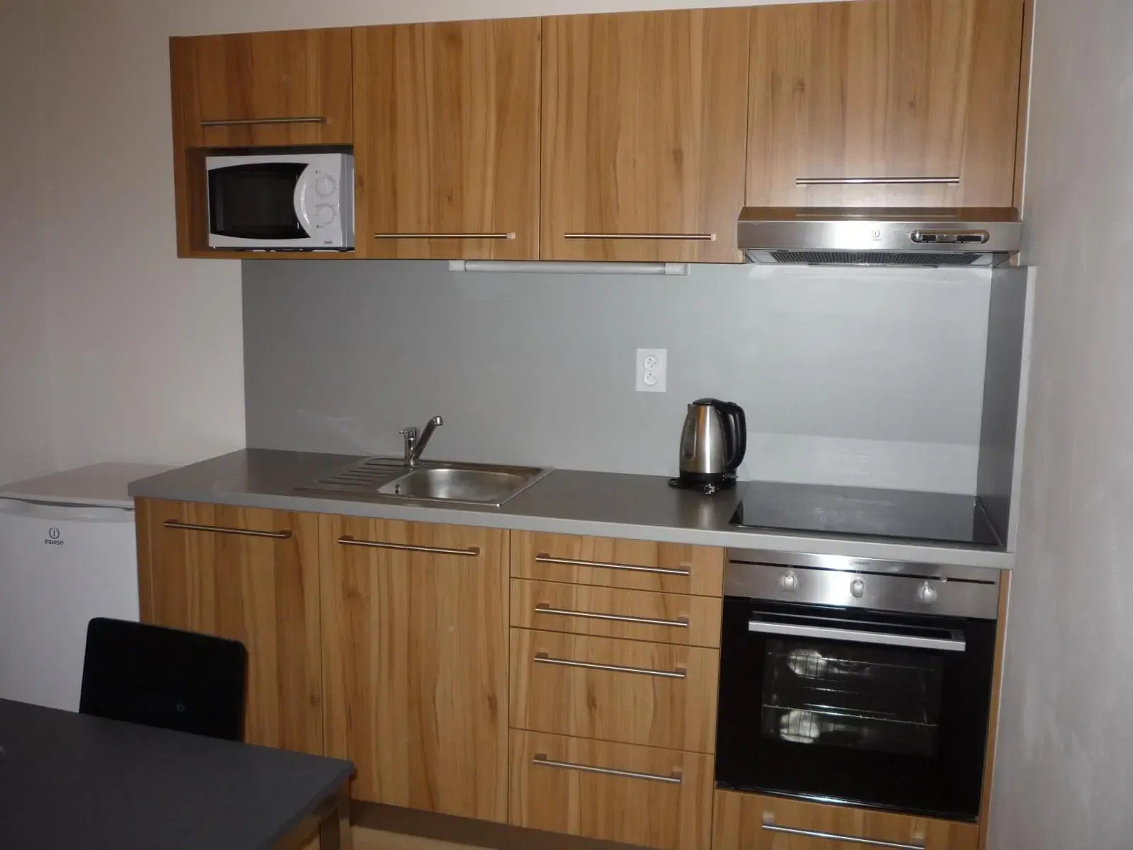 Dnevna soba; drveni pod, prirodno svjetlo, moderni stil, visoki plafoni