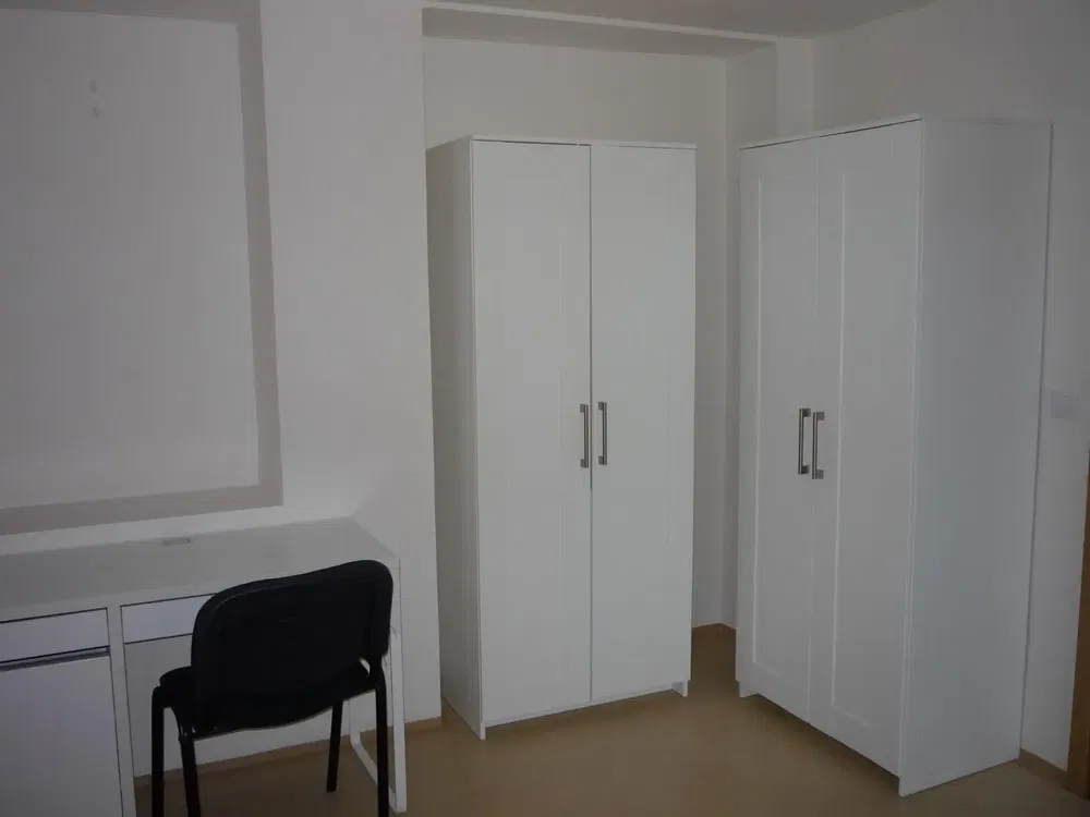 Dnevna soba; drveni pod, prirodno svjetlo, moderni stil, visoki plafoni