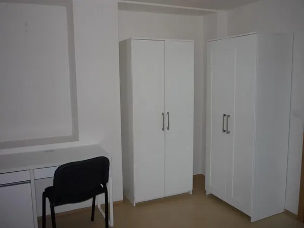 Wohnzimmer; holzboden, tageslicht, moderner stil, hohe decken