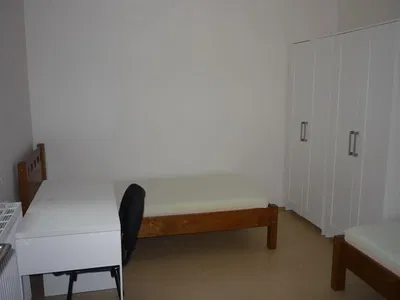 Dnevna soba; drveni pod, prirodno svjetlo, moderni stil, visoki plafoni