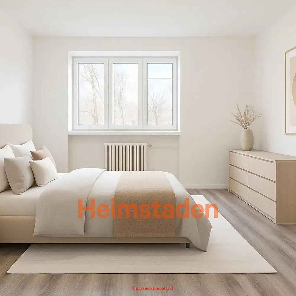 Obývačka; drevená podlaha, prirodzené svetlo, moderný štýl, vysoké stropy