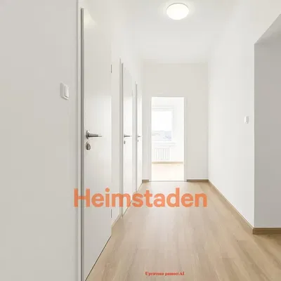 Хол; дървен под, естествена светлина, модерен стил, високи тавани