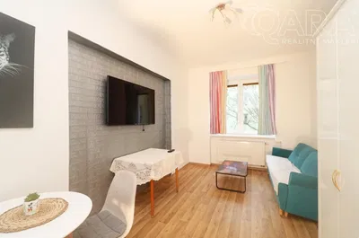 Σαλόνι; ξύλινο πάτωμα, φυσικό φως, μοντέρνο στυλ, ψηλά ταβάνια