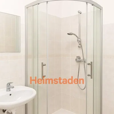 Obývačka; drevená podlaha, prirodzené svetlo, moderný štýl, vysoké stropy