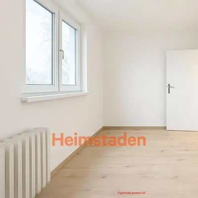 Σαλόνι; ξύλινο πάτωμα, φυσικό φως, μοντέρνο στυλ, ψηλά ταβάνια