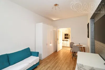 Σαλόνι; ξύλινο πάτωμα, φυσικό φως, μοντέρνο στυλ, ψηλά ταβάνια