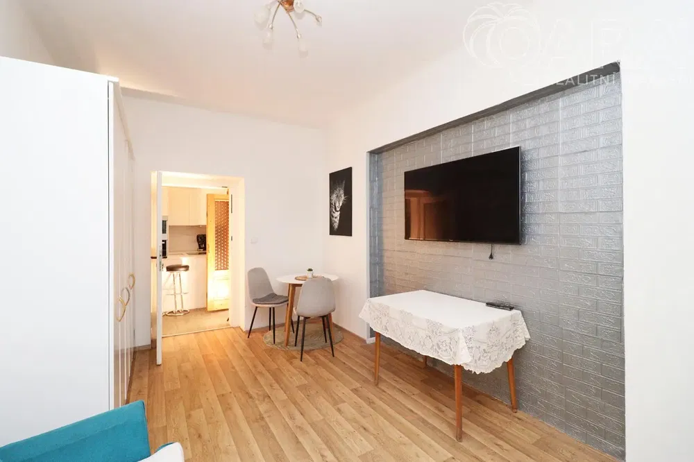 Σαλόνι; ξύλινο πάτωμα, φυσικό φως, μοντέρνο στυλ, ψηλά ταβάνια