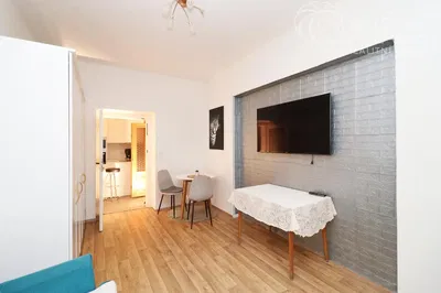 Σαλόνι; ξύλινο πάτωμα, φυσικό φως, μοντέρνο στυλ, ψηλά ταβάνια