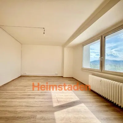 Κουζίνα; συσκευές κουζίνας, ξύλινο πάτωμα, φυσικό φως, μοντέρνο στυλ, ανακαινισμένο