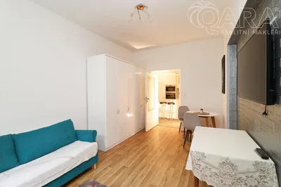 Σαλόνι; ξύλινο πάτωμα, φυσικό φως, μοντέρνο στυλ, ψηλά ταβάνια