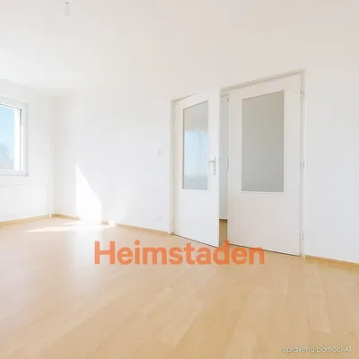 Σαλόνι; ξύλινο πάτωμα, φυσικό φως, μοντέρνο στυλ, ψηλά ταβάνια