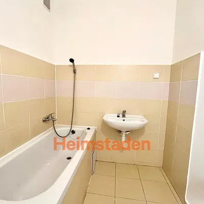 Σαλόνι; ξύλινο πάτωμα, φυσικό φως, μοντέρνο στυλ, ψηλά ταβάνια