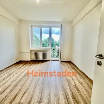 Κουζίνα; συσκευές κουζίνας, ξύλινο πάτωμα, φυσικό φως, μοντέρνο στυλ, ανακαινισμένο