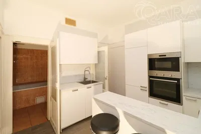 Σαλόνι; ξύλινο πάτωμα, φυσικό φως, μοντέρνο στυλ, ψηλά ταβάνια