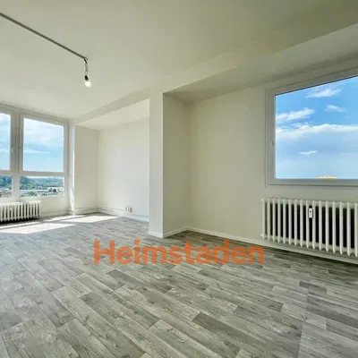 Σαλόνι; ξύλινο πάτωμα, φυσικό φως, μοντέρνο στυλ, ψηλά ταβάνια