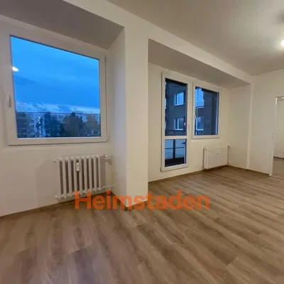 Wohnzimmer; holzboden, tageslicht, moderner stil, hohe decken