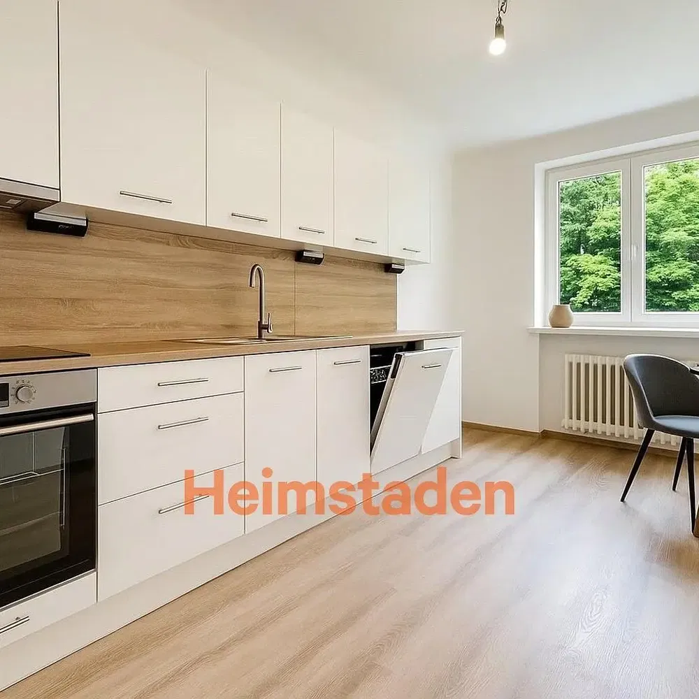 Wohnzimmer; holzboden, tageslicht, moderner stil, hohe decken