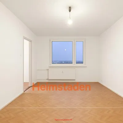 Wohnzimmer; holzboden, tageslicht, moderner stil, hohe decken