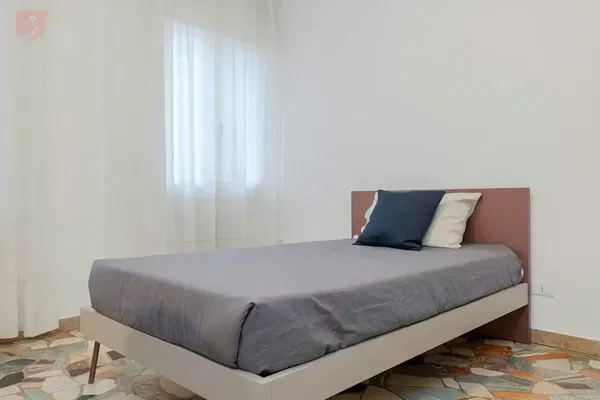 Mutfak; mutfak aletleri, ahşap zemin, doğal ışık, modern stil