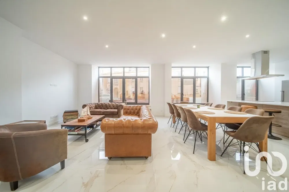 Living room; wood floor, natural light, modern style, high ceiling