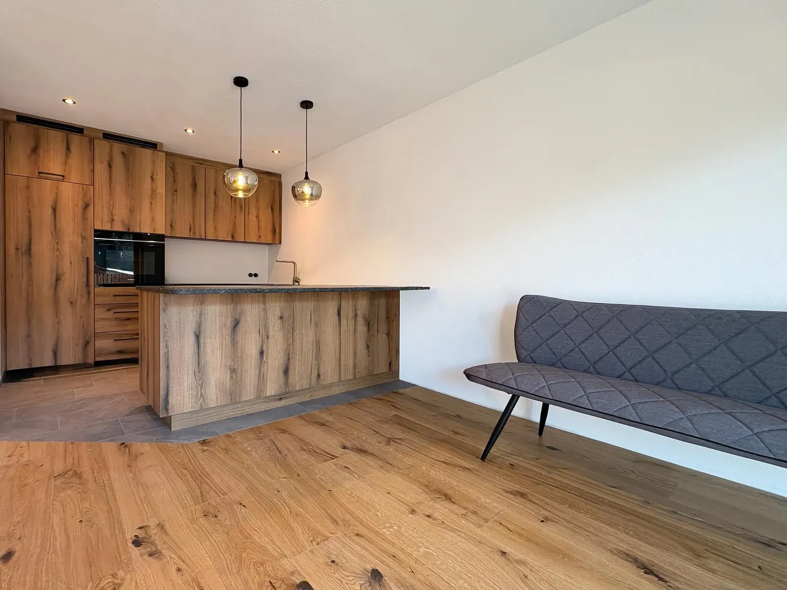 Wohnzimmer; holzboden, tageslicht, moderner stil, hohe decken