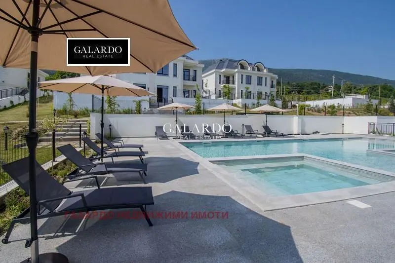 Kuhinja; kuhinjski aparati, drveni pod, prirodno svjetlo, moderni stil, renoviran