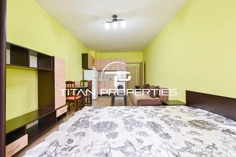 Dnevna soba; drveni pod, prirodno svjetlo, moderni stil, visoki plafoni