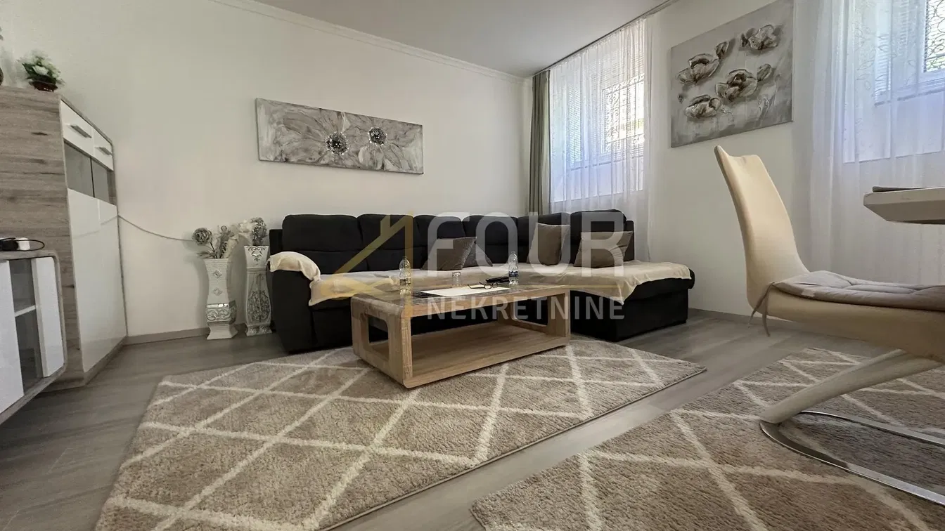 Salon; parquet, lumière naturelle, style moderne, hauteur sous plafond