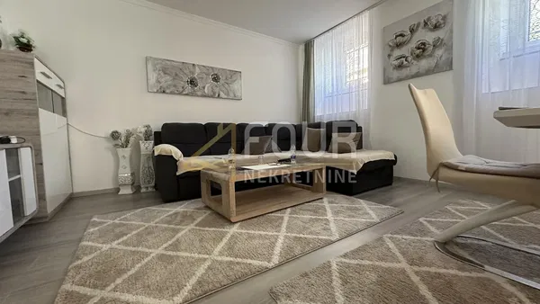 Wohnzimmer; holzboden, tageslicht, moderner stil, hohe decken