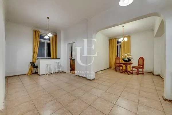 Living room; wood floor, natural light, modern style, high ceiling