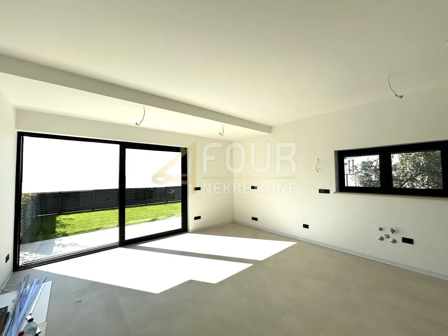 Wohnzimmer; holzboden, tageslicht, moderner stil, hohe decken